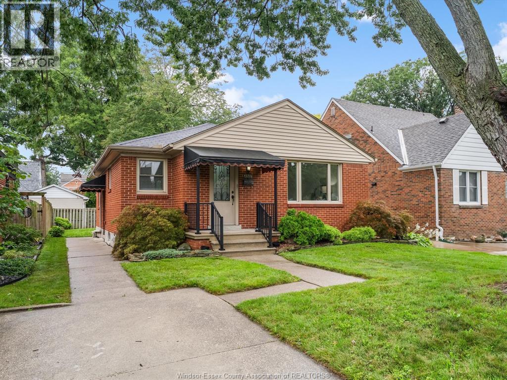 3-bedroom Single Family at 2567 Windermere, Windsor — photograph 2