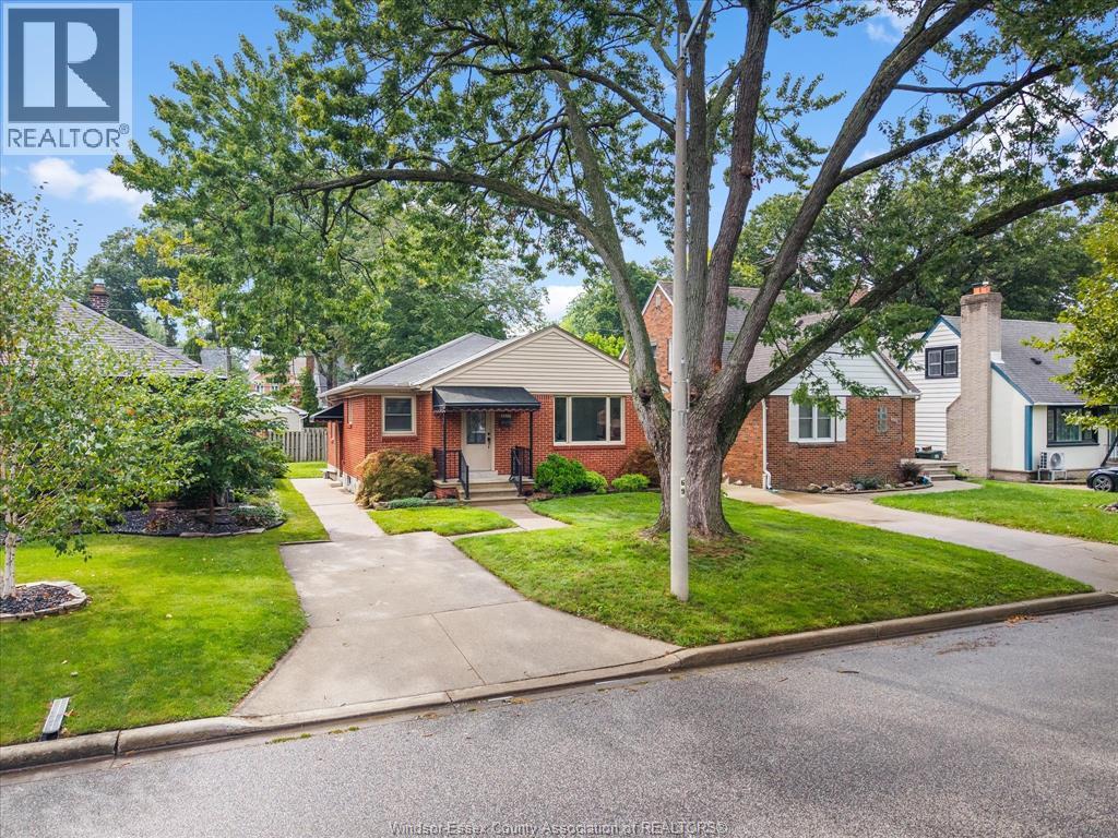 3-bedroom Single Family at 2567 Windermere, Windsor — photograph 3
