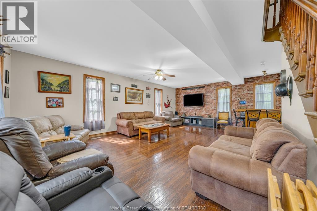 4-bedroom Single Family at 125 Mersea Rd 5, Leamington — photograph 3