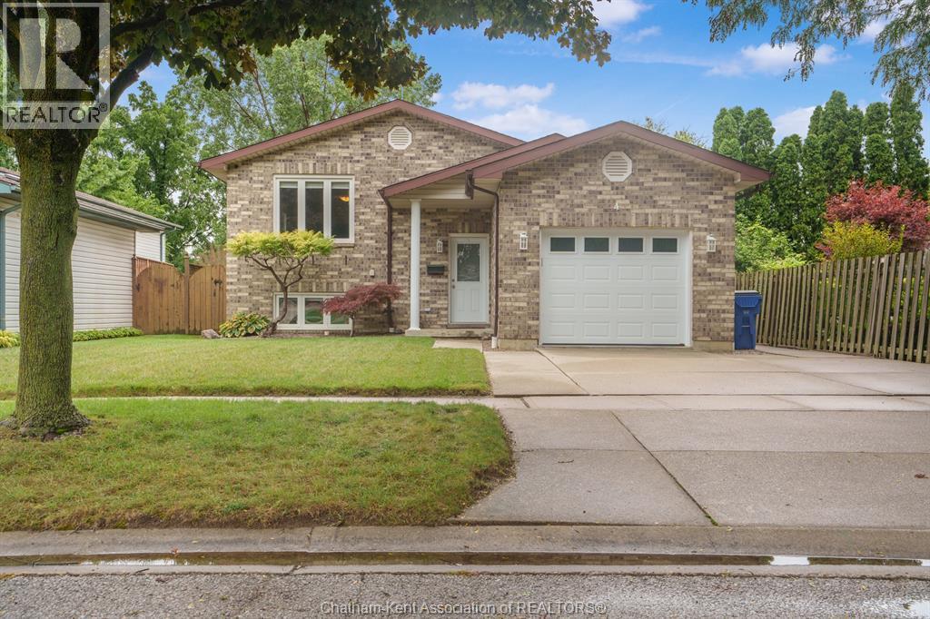 Single Family — 4 Carolinian Place, Chatham, Ontario