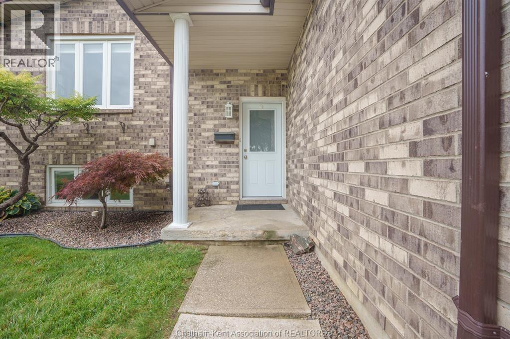 3-bedroom Single Family at 4 Carolinian Place, Chatham — photograph 2