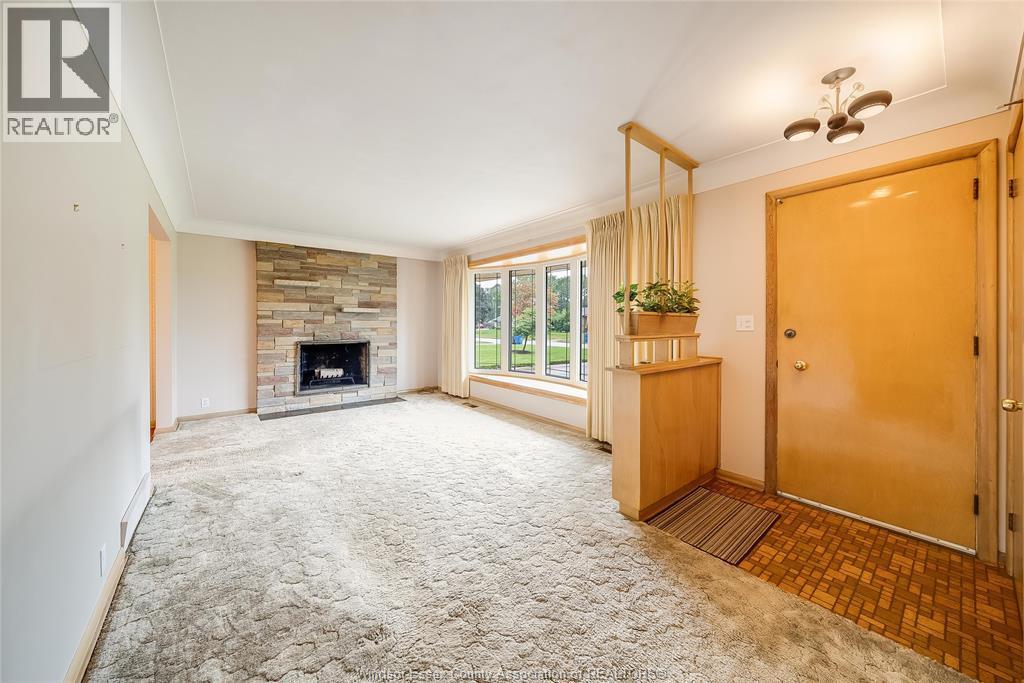 4-bedroom Single Family at 841 Morand, Windsor — photograph 3