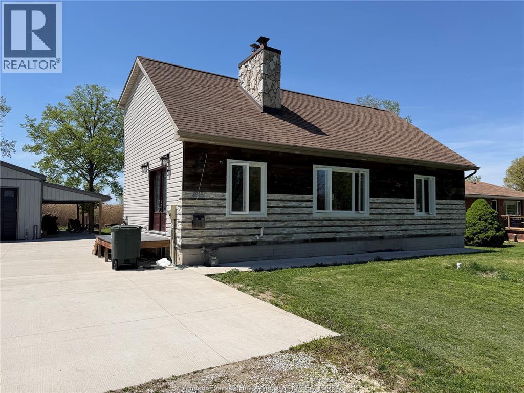 4-bedroom Single Family at 2040 Front Road, Amherstburg — photograph 2