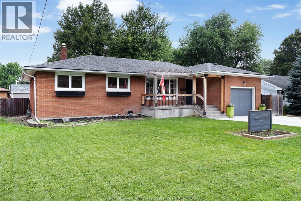 5-bedroom Single Family at 205 Gosfield Townline East, Essex — photograph 2