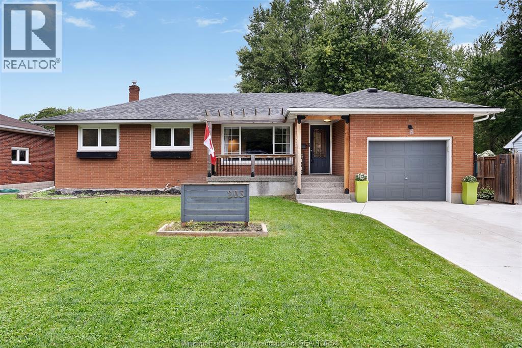 5-bedroom Single Family at 205 Gosfield Townline East, Essex — photograph 3