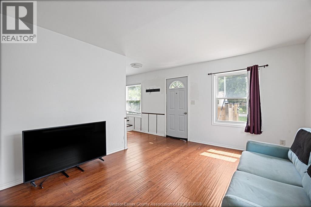 3-bedroom Single Family at 550 Capitol, Windsor — photograph 2