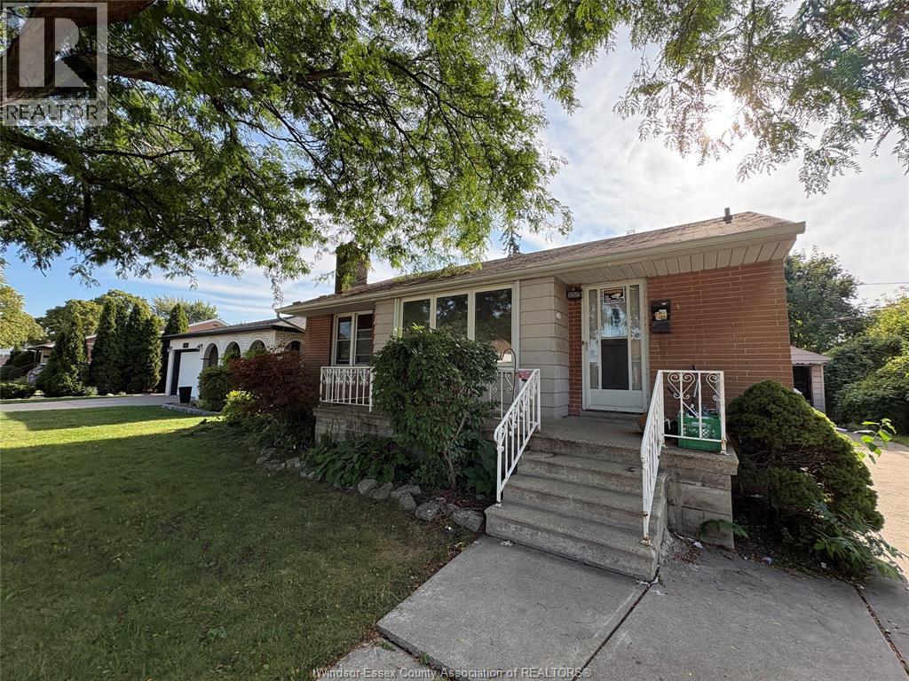 3-bedroom Single Family at 1255 Dot, Windsor — photograph 2