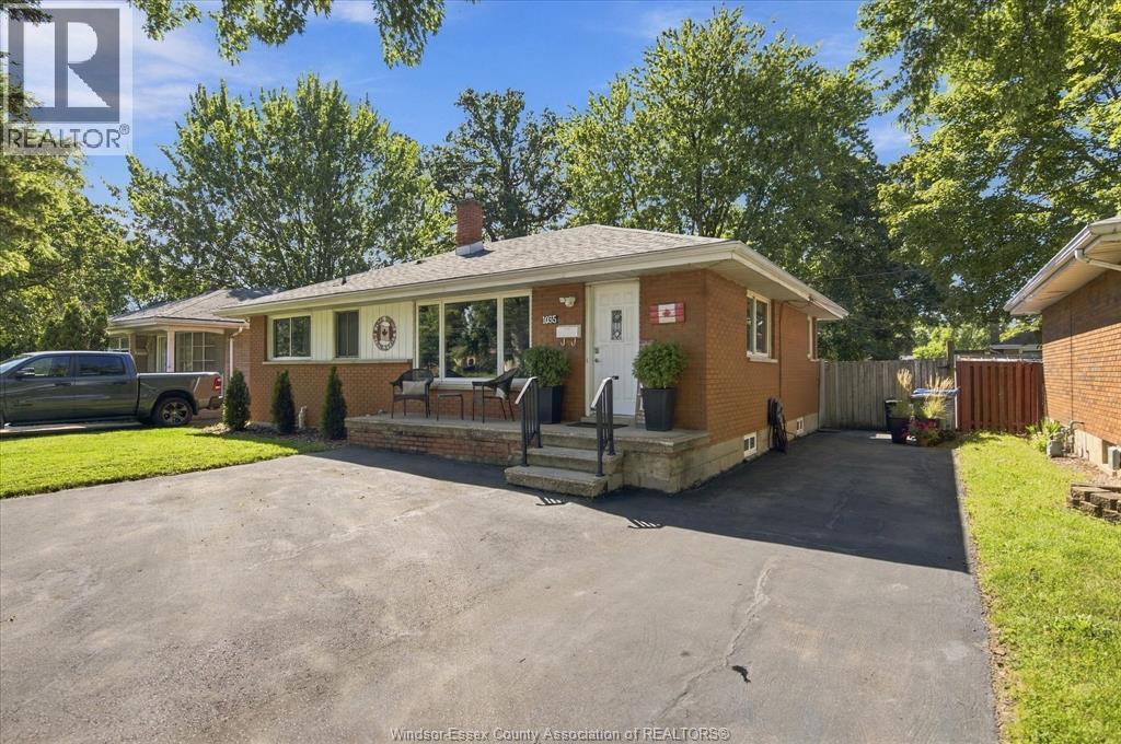 4-bedroom Single Family at 1035 Riverdale, Windsor — photograph 2