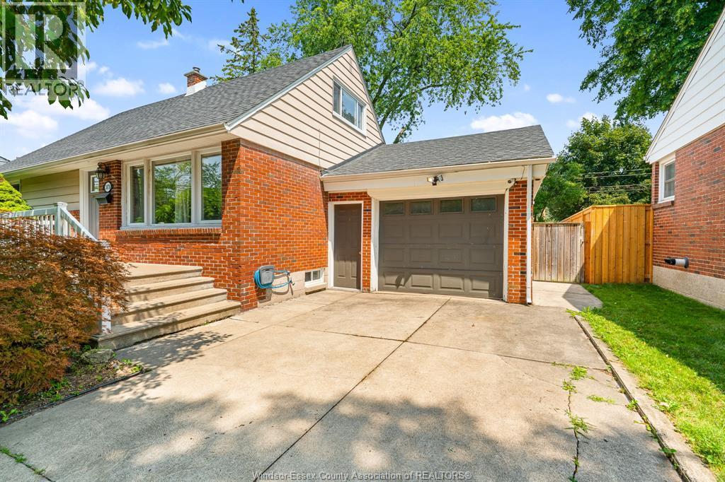 4-bedroom Single Family at 3070 Dandurand, Windsor — photograph 2