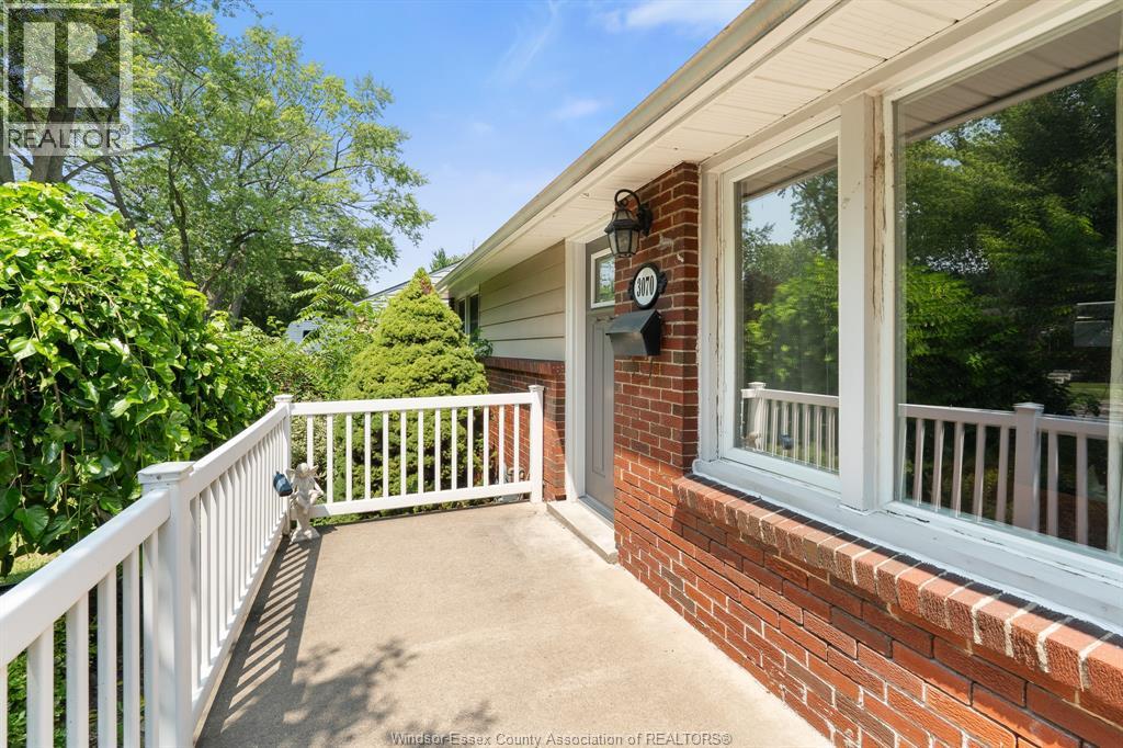 4-bedroom Single Family at 3070 Dandurand, Windsor — photograph 3
