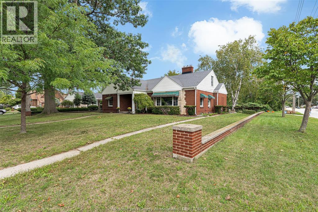 3-bedroom Single Family at 2494 Buckingham, Windsor — primary photograph