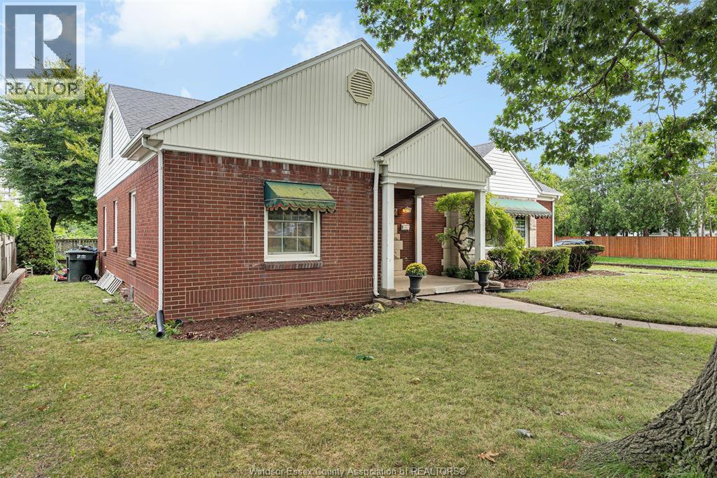 3-bedroom Single Family at 2494 Buckingham, Windsor — photograph 3