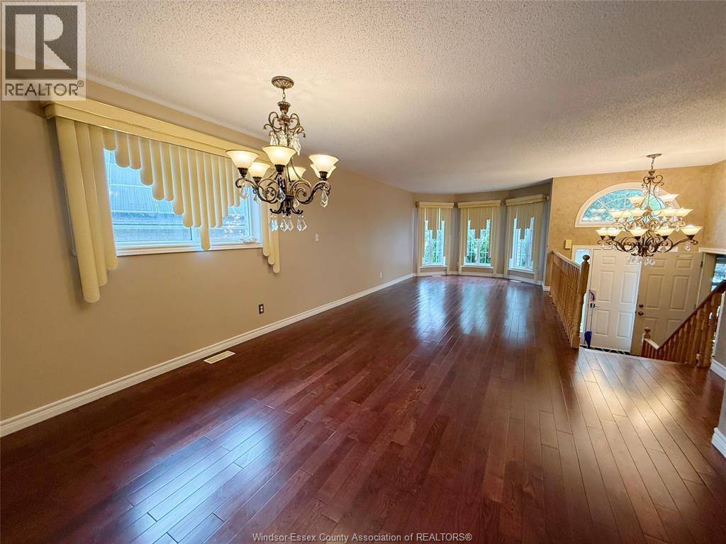 4-bedroom Single Family at 546 Compton Court, Windsor — photograph 3