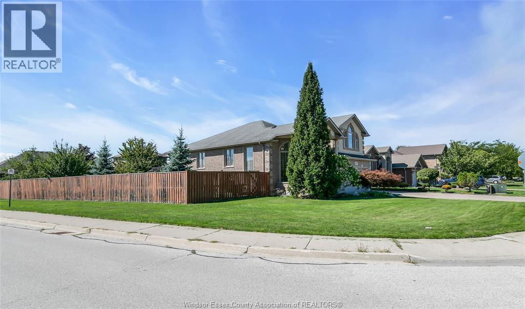 5-bedroom Single Family at 1377 Girard Drive, Lakeshore — photograph 3