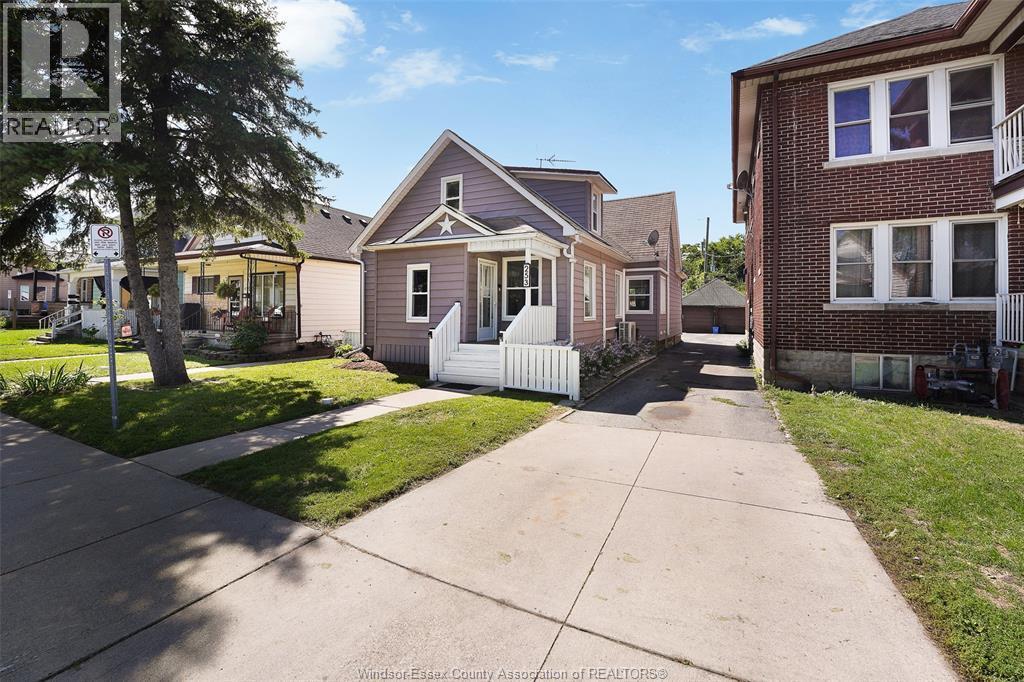 5-bedroom Single Family at 253 Pierre Avenue, Windsor — photograph 2