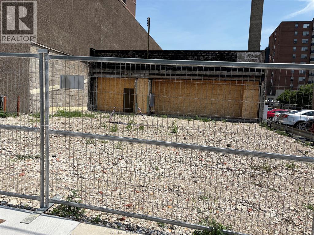 Industrial at 747 Ouellette Avenue, Windsor — photograph 2