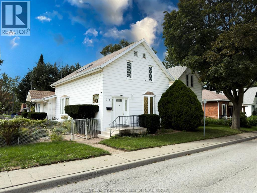 4-bedroom Single Family at 210 Adelaide Street, Chatham — primary photograph