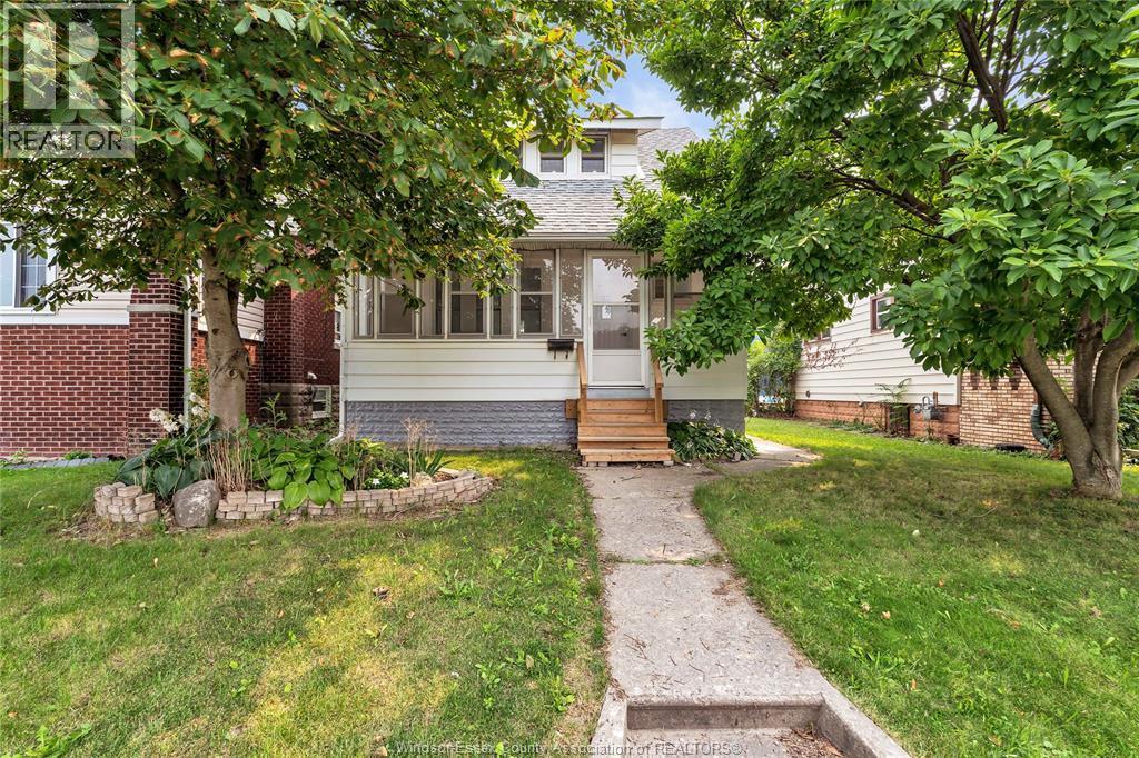 4-bedroom Single Family at 1245 Giles Boulevard, Windsor — photograph 3