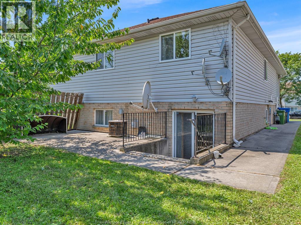 3-bedroom Single Family at 1455 Dobrich Street, Windsor — photograph 3