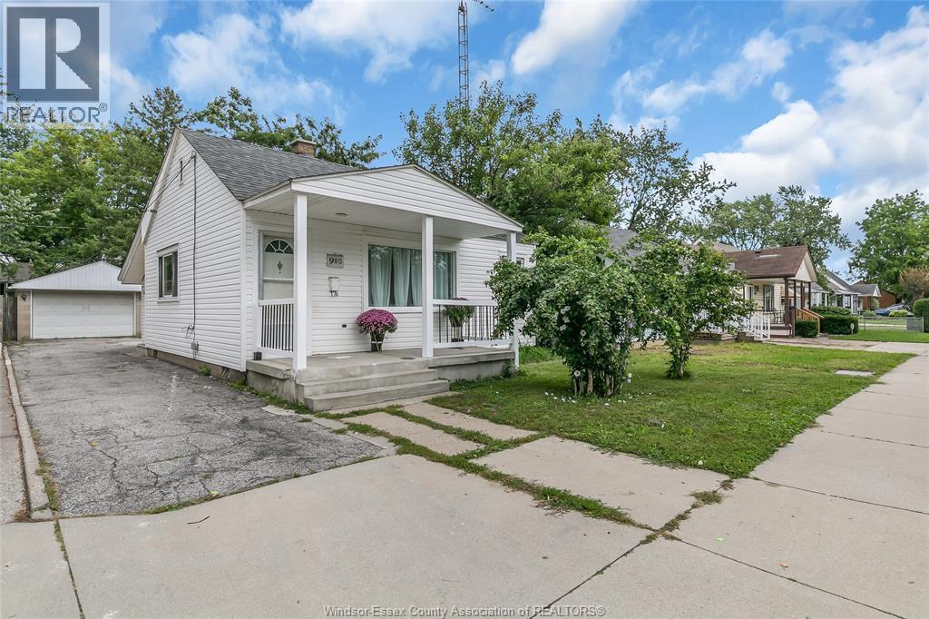 3-bedroom Single Family at 980 Partington Avenue, Windsor — photograph 2