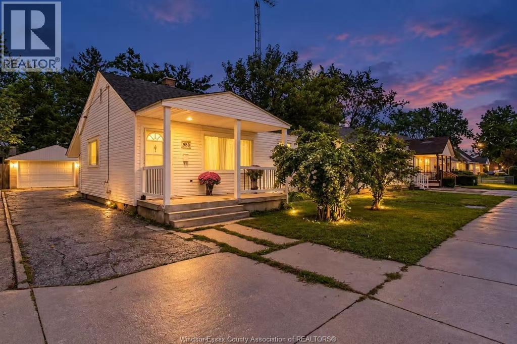 3-bedroom Single Family at 980 Partington Avenue, Windsor — primary photograph