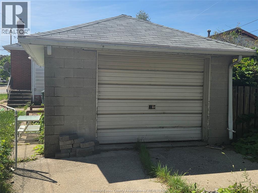 3-bedroom Single Family at 1396 Janette Avenue, Windsor — photograph 2