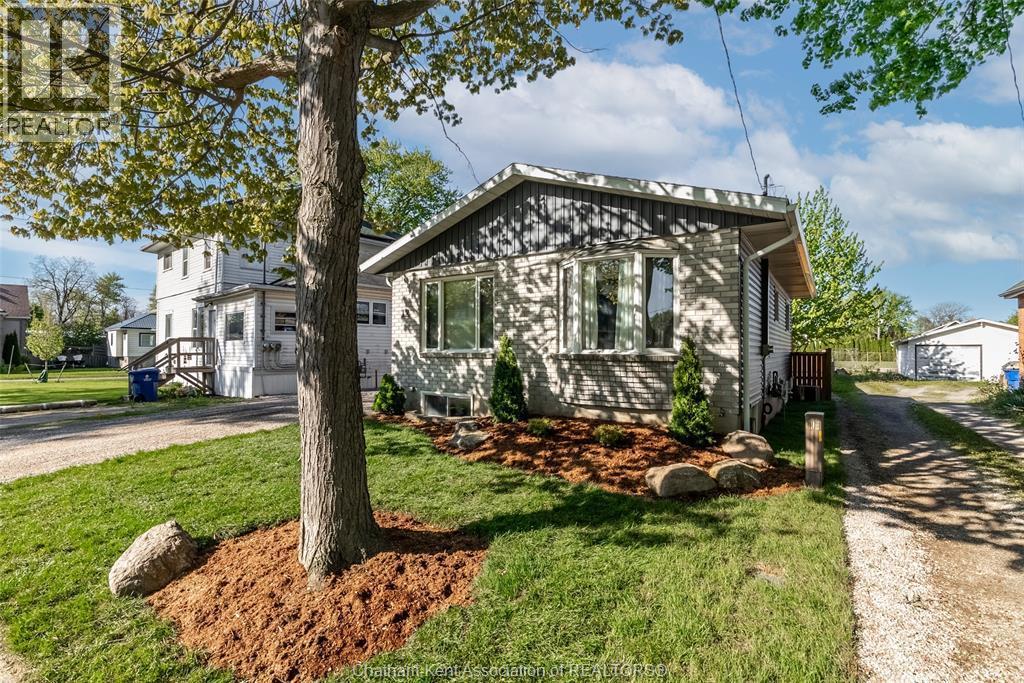 Single Family — 12 Lansdowne Avenue, Chatham, Ontario
