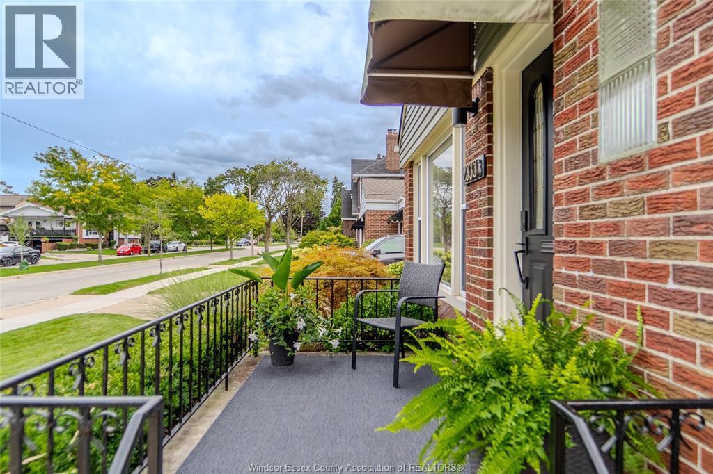 4-bedroom Single Family at 2333 Kildare Road, Windsor — photograph 3