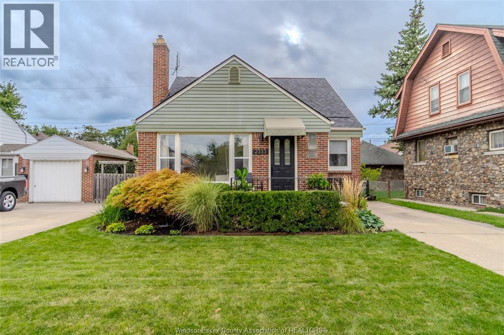 4-bedroom Single Family at 2333 Kildare Road, Windsor — photograph 2