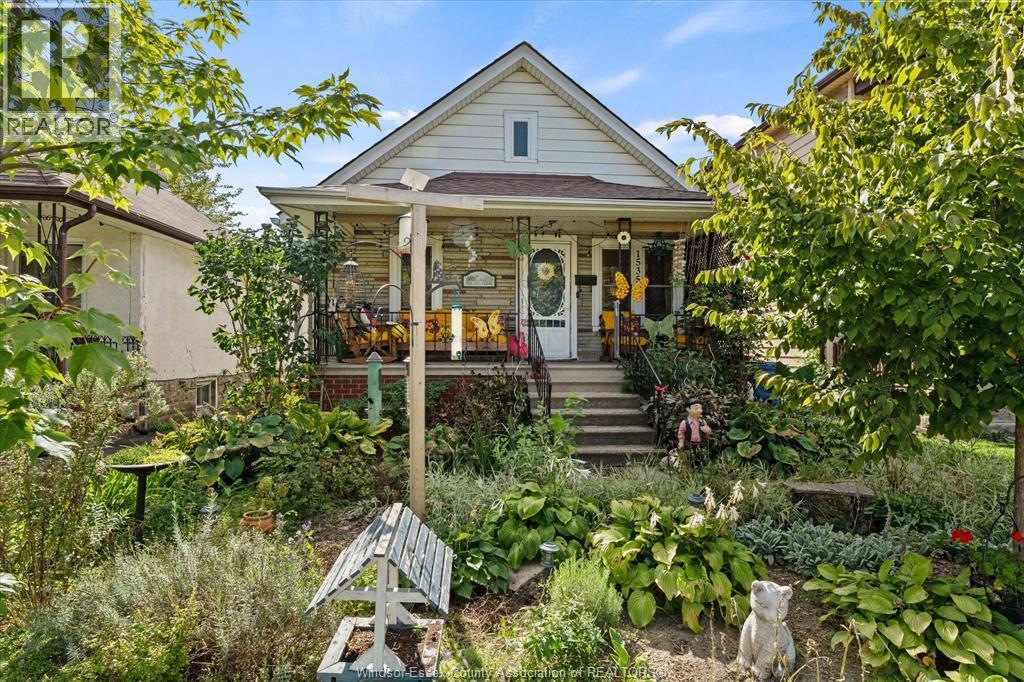 3-bedroom Single Family at 1535 Moy Avenue, Windsor — photograph 2