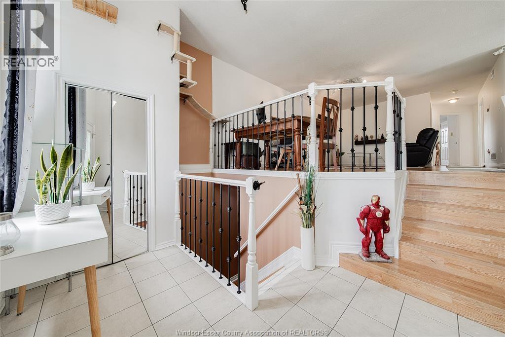 4-bedroom Single Family at 1565 Heatherglen, Tecumseh — photograph 3