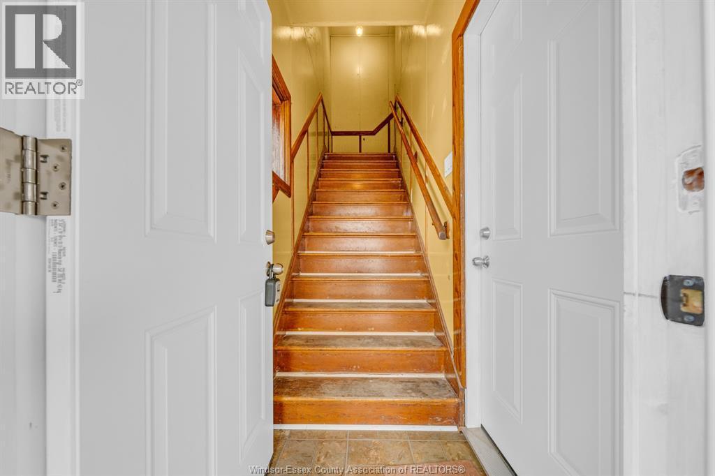 3-bedroom Single Family at 427 Cameron #UPPER, Windsor — photograph 2