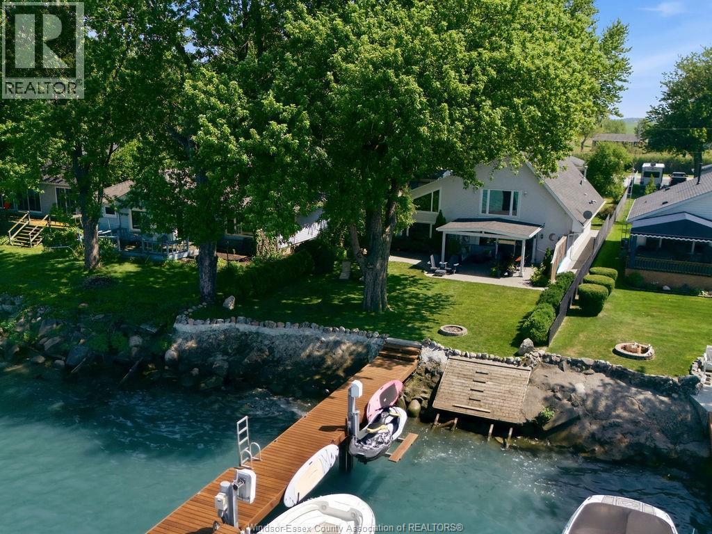 4-bedroom Single Family at 431 Charron Beach, Lakeshore — primary photograph