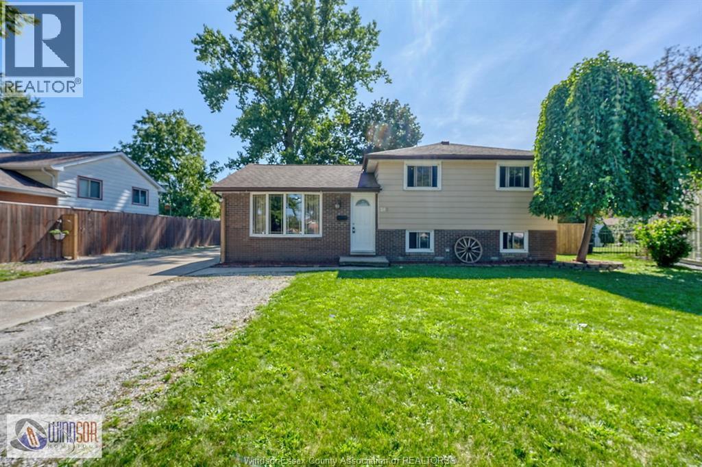 3-bedroom Single Family at 243 Hawthorn, Amherstburg — primary photograph