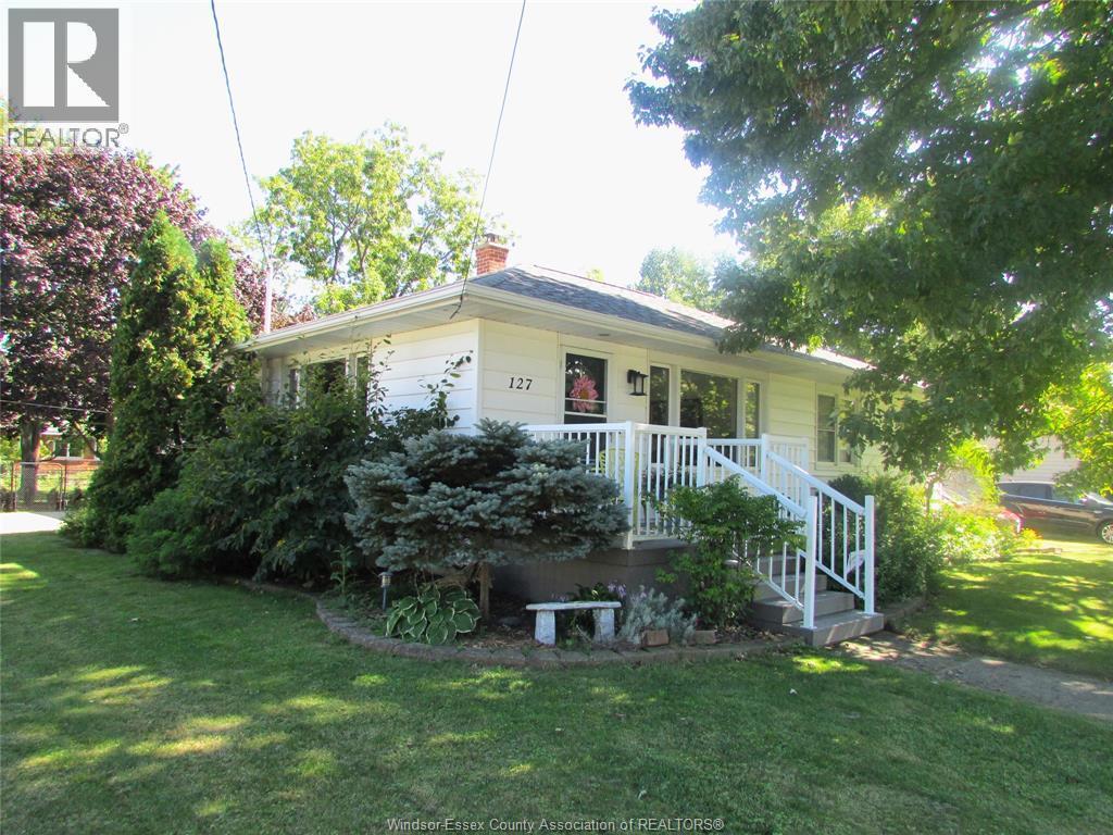3-bedroom Single Family at 127 Baird Ave, Wheatley — photograph 2