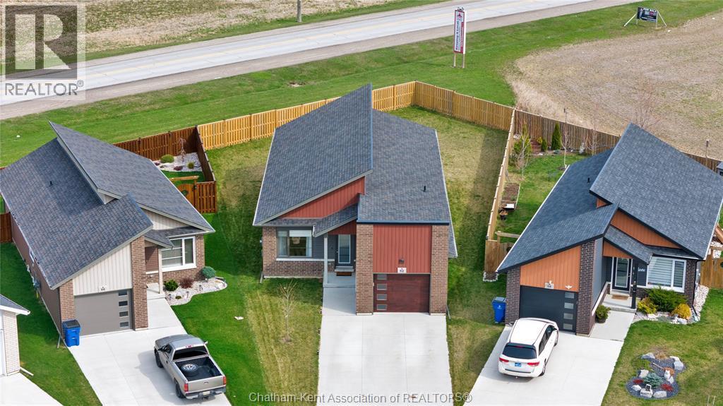 4-bedroom Single Family at 62 Moonstone Crescent, Chatham — photograph 3