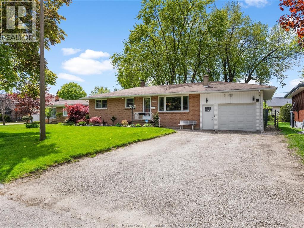 4-bedroom Single Family at 11 Warren Avenue, Leamington — primary photograph