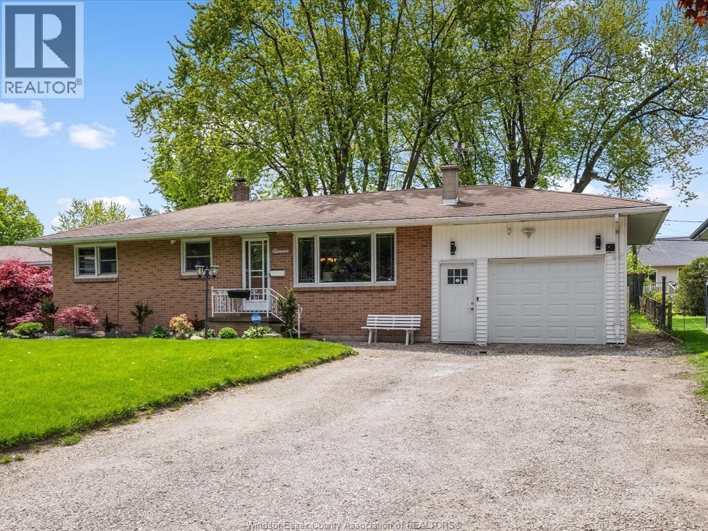 4-bedroom Single Family at 11 Warren Avenue, Leamington — photograph 2
