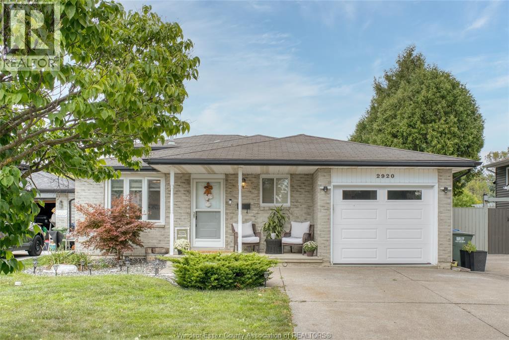 3-bedroom Single Family at 2920 Robillard Crescent, Windsor — photograph 2