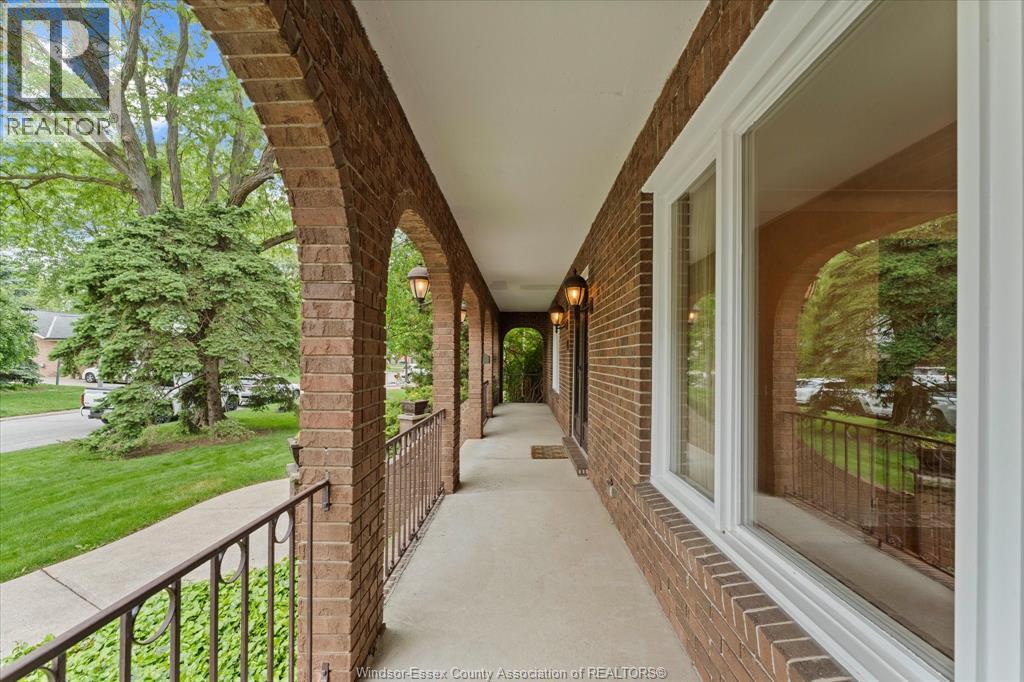 4-bedroom Single Family at 3696 Huntington Avenue, Windsor — photograph 2