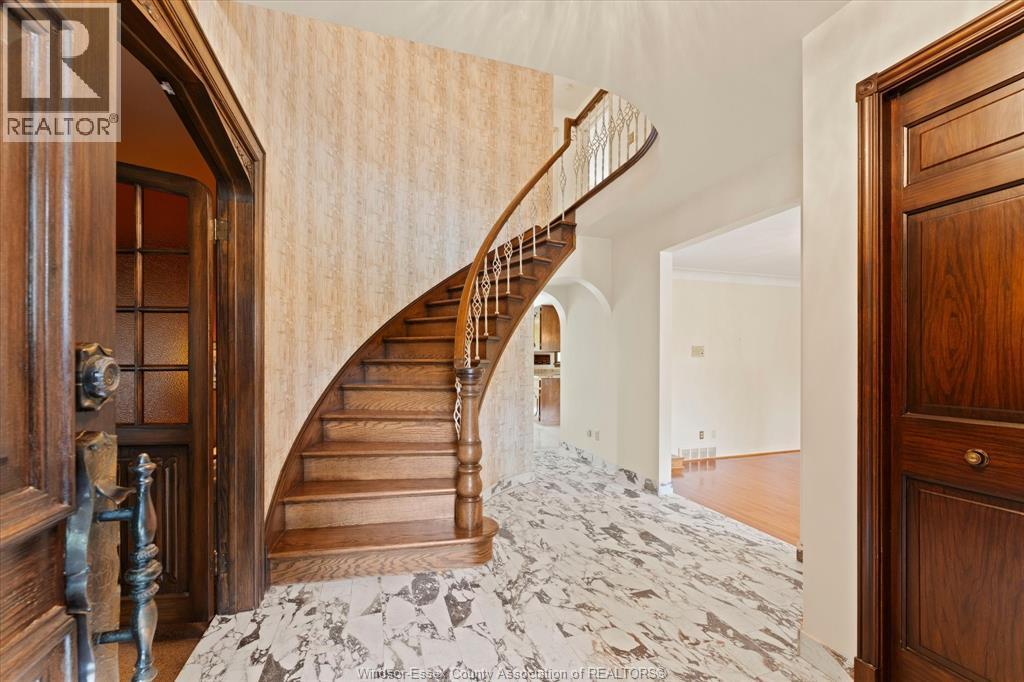 4-bedroom Single Family at 3696 Huntington Avenue, Windsor — photograph 3