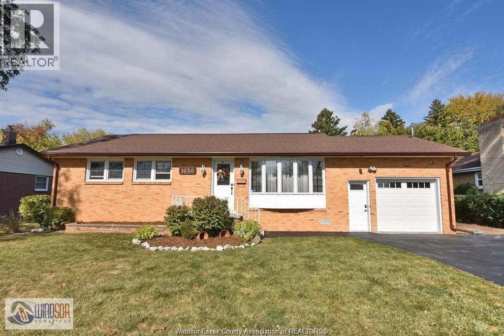 5-bedroom Single Family at 1050 Scofield, Windsor — primary photograph
