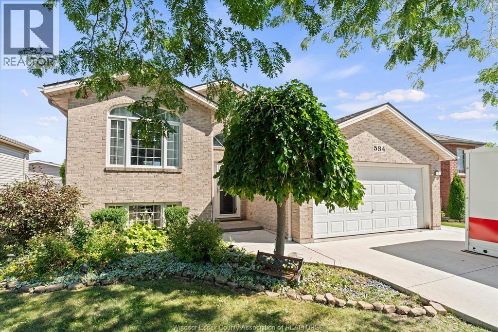 3-bedroom Single Family at 584 Pettypiece Drive, Amherstburg — photograph 2