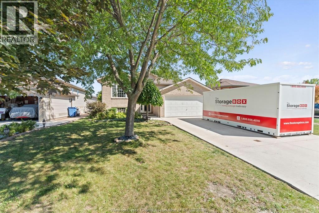 3-bedroom Single Family at 584 Pettypiece Drive, Amherstburg — photograph 3