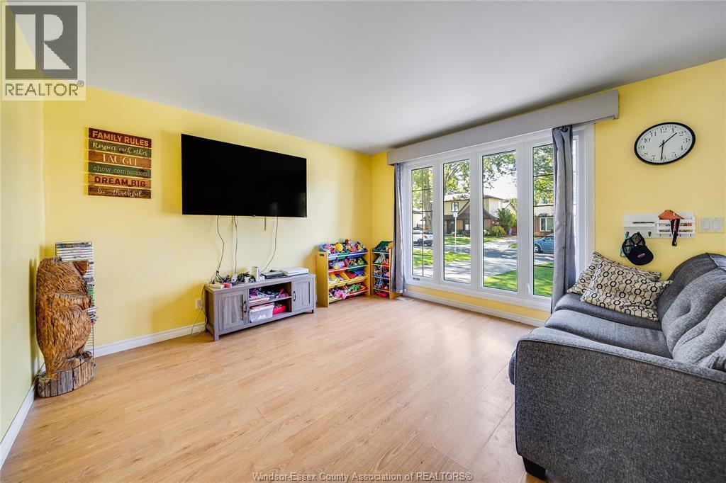5-bedroom Single Family at 368 Carling Crescent, Windsor — photograph 3