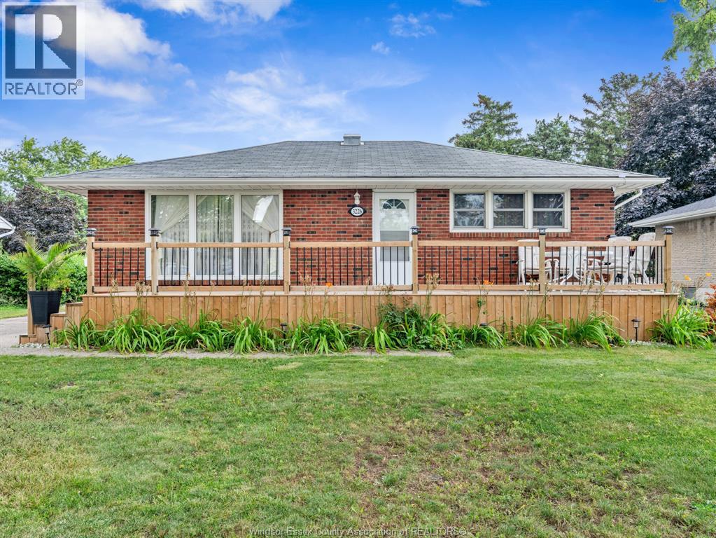 5-bedroom Single Family at 3226 Woodlawn Avenue, Windsor — primary photograph