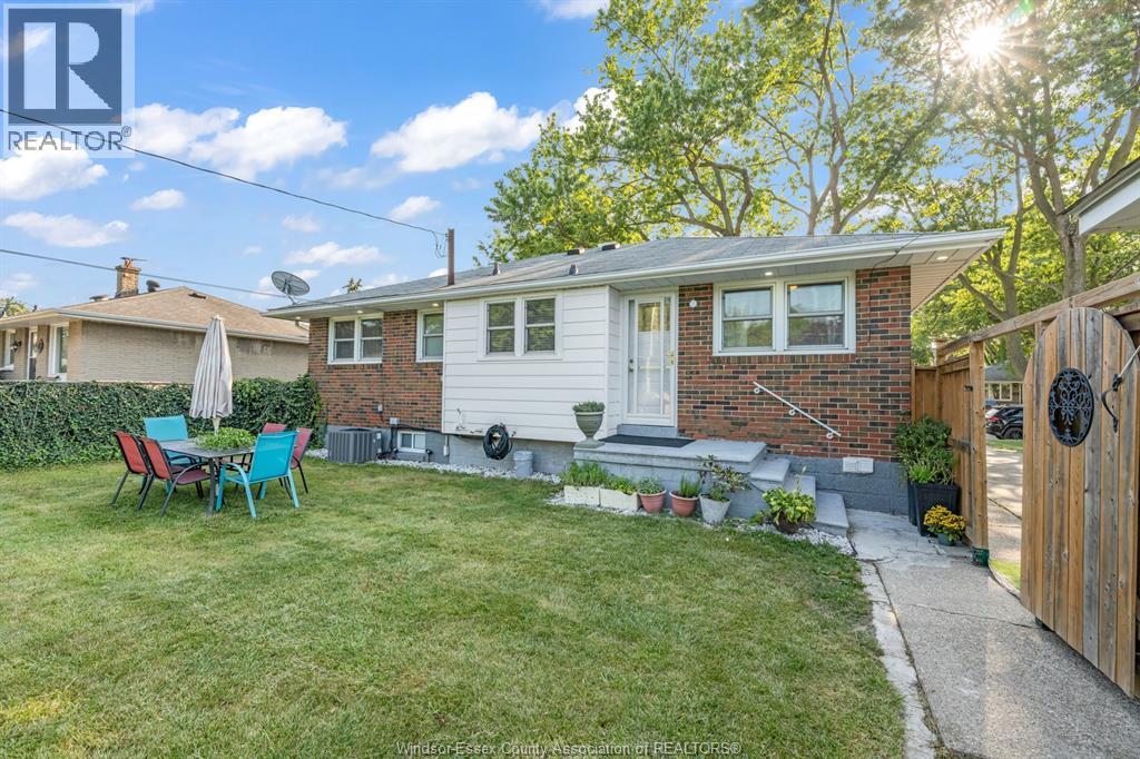 5-bedroom Single Family at 3226 Woodlawn Avenue, Windsor — photograph 3