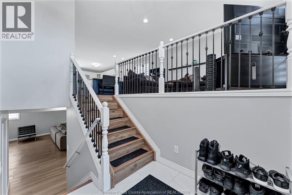 5-bedroom Single Family at 727 Alpenrose, Windsor — photograph 2