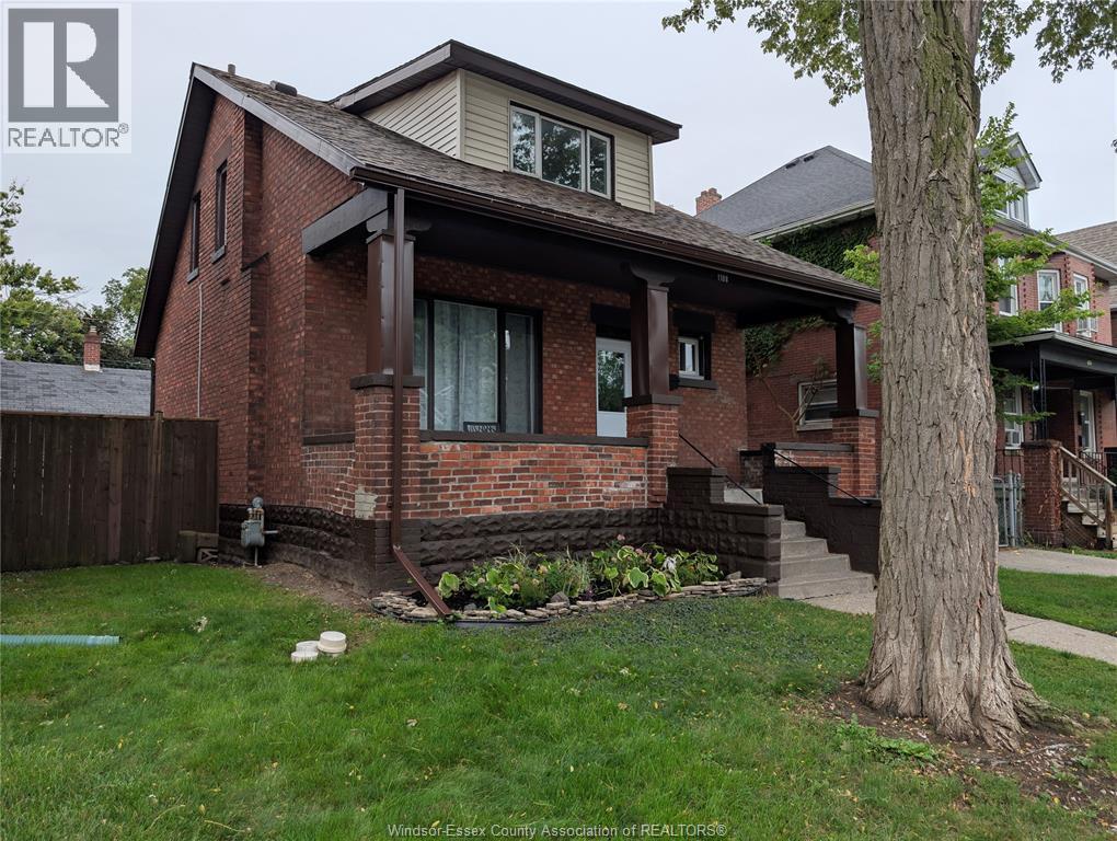 4-bedroom Single Family at 1108 Dougall Avenue, Windsor — photograph 2