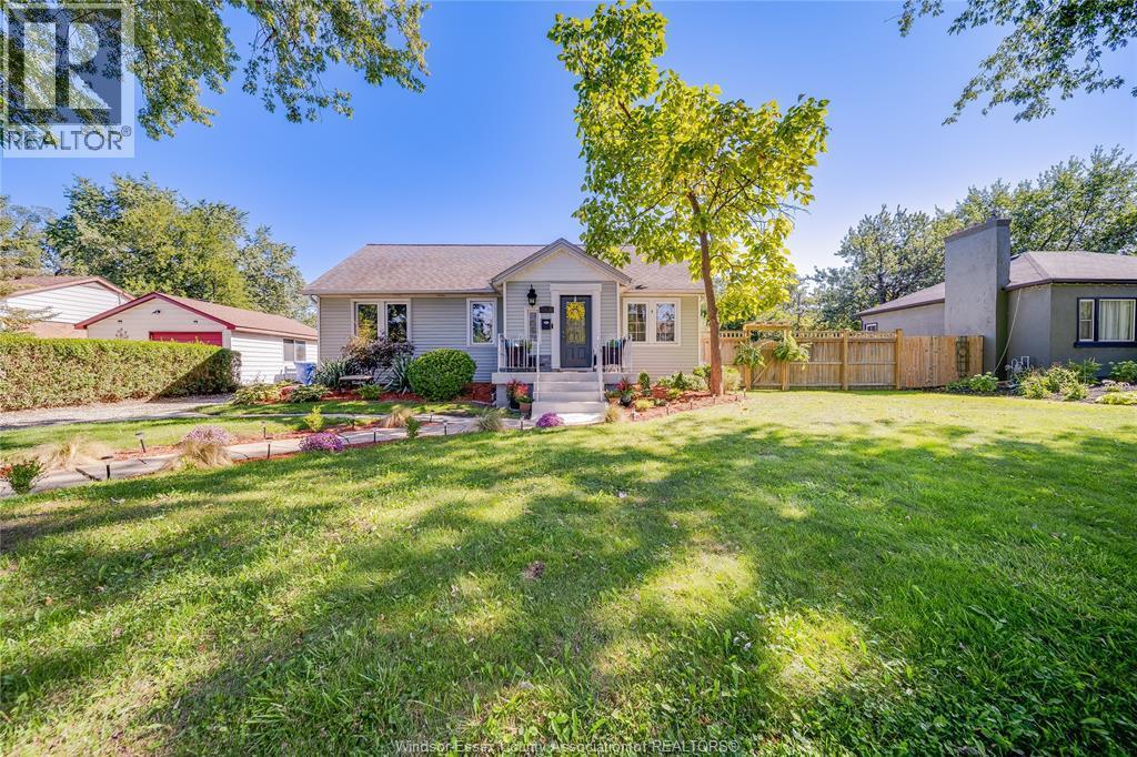 4-bedroom Single Family at 2484 Westminster Boulevard, Windsor — photograph 2